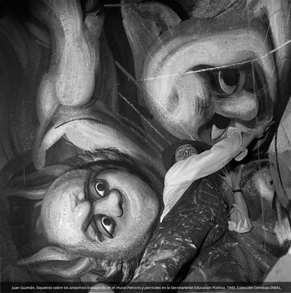 Juan Guzmán, Siqueiros sobre los andamios trabajando en el mural Patricios y parricidas en la Secretaría de Educación Pública, 1945. Colección Cenidiap-INBAL.